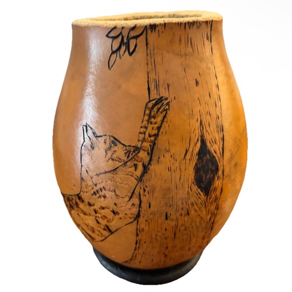 HAND CARVED SIGNED CAT SCRATCHING A TREE DESIGN GOURD ON STAND - Picture 9 of 9